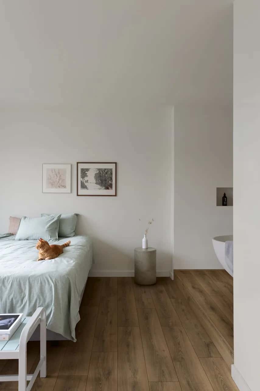 Warm brown oak Laminate Classic