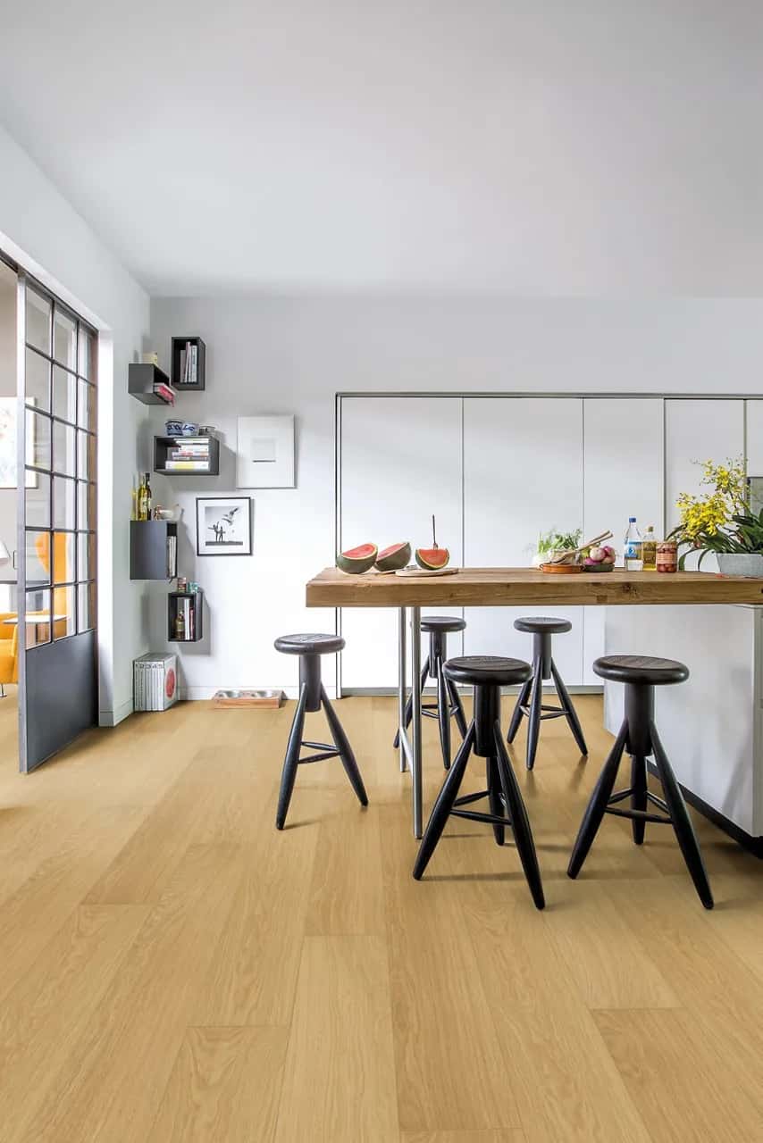 Natural varnished oak Laminate Impressive
