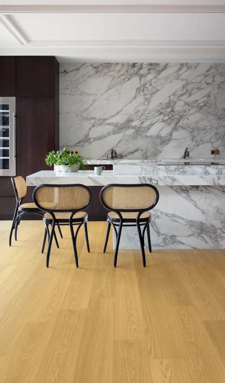 Natural varnished oak Laminate Capture